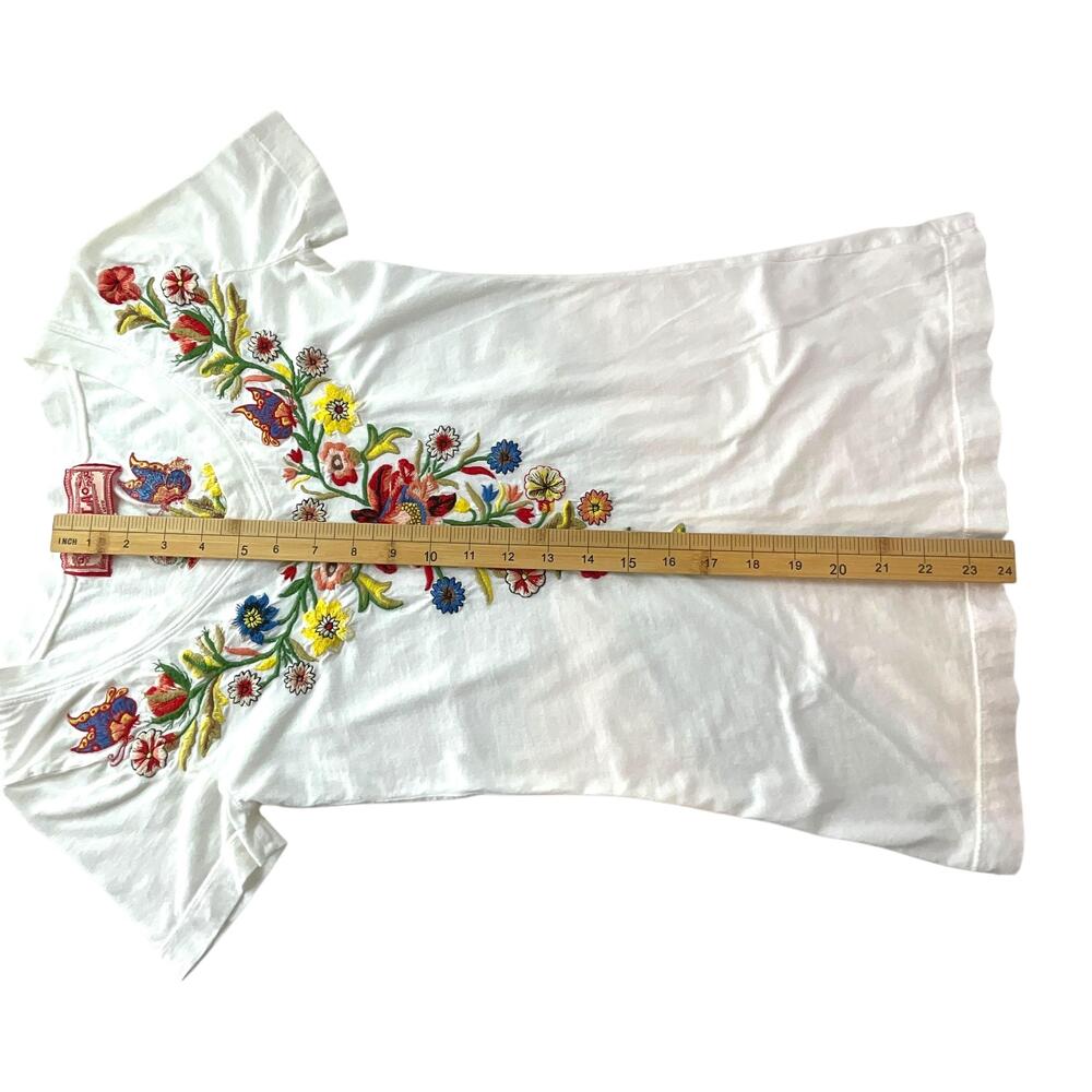 Johnny Was JWLA Top Womens XS White Embroidered *READ* Floral V Neck T Shirt - Picture 11 of 12
